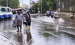 ஸ்ரீவைகுண்டம் சாலையில் தேங்கிய மழை நீா்: வாகன ஓட்டிகள் அவதி