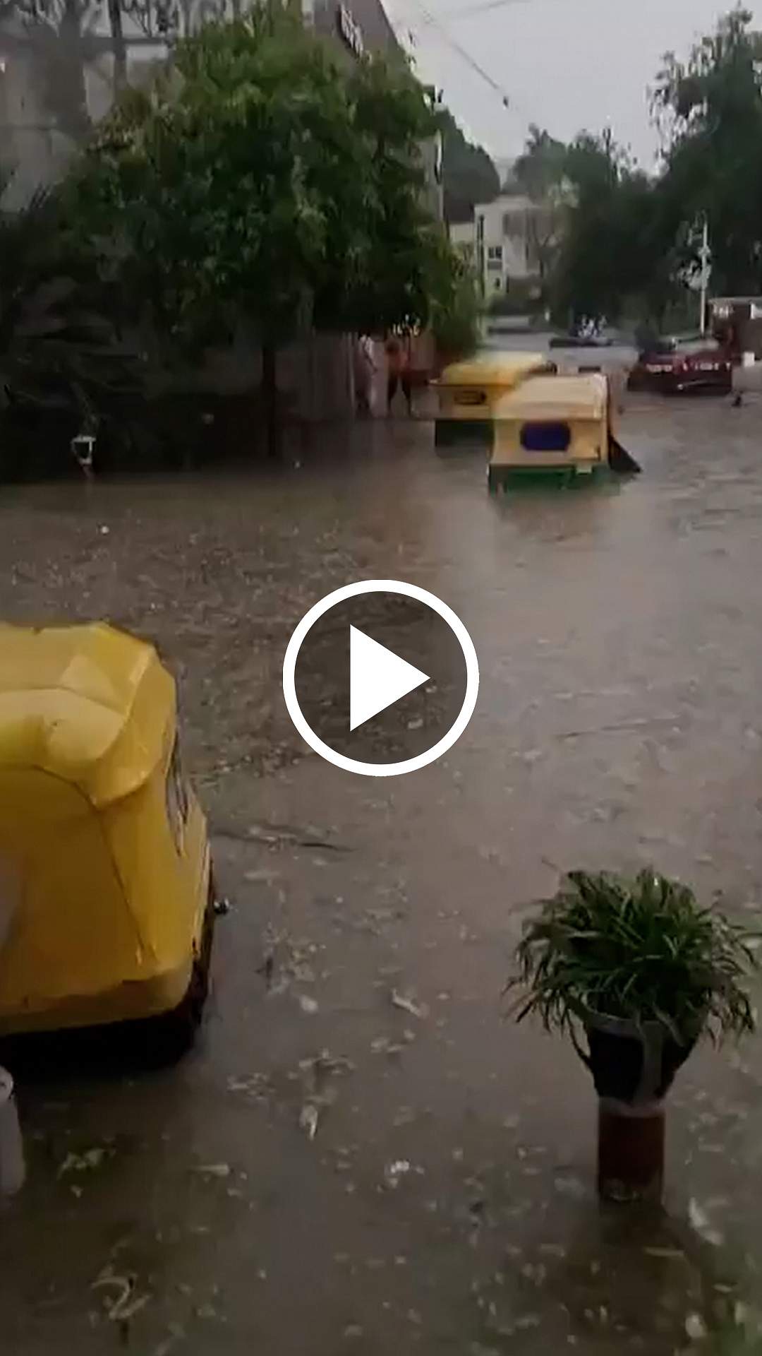 பெங்களூரில் கனமழை! தண்ணீரில் மூழ்கிய வாகனங்கள்!
