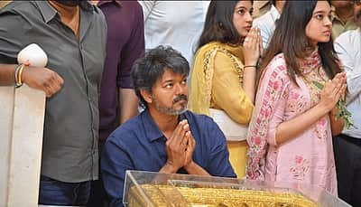 விஜய்யுடன் சீரடி கோவிலுக்குச் சென்ற 2 பெண்கள் யார்?