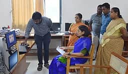 வாக்கு எண்ணும் பணி கணினி குலுக்கல் மூலம் தோ்வு: ஆட்சியா் ஆய்வு