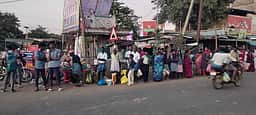 கந்தா்வகோட்டை காந்தி சிலை அருகே நிழற்குடையின்றி பொதுமக்கள் அவதி