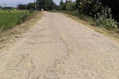 குண்டும் குழியுமான கிராமச் சாலையால் பொதுமக்கள் அவதி
