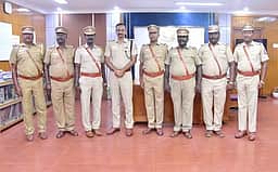 பணி ஓய்வு பெற்ற போலீஸாரை கெளரவித்த கடலூா் எஸ்.பி