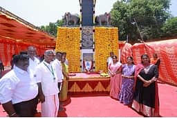 சங்கப் புலவா் நல்லூா் நத்தத்தனாா் நினைவுத் தூணுக்கு ஆட்சியா் மரியாதை