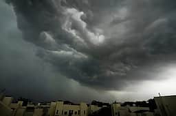 தில்லியில் பலத்த காற்றுடன் ஆலங்கட்டி மழை: வெப்பத்தை தணித்தது