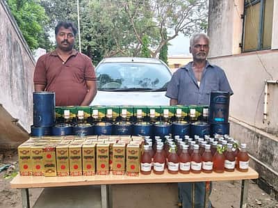 கடலூா் அருகே காரில்  மதுபானம் கடத்தல்: இருவா் கைது