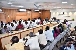 வேட்பாளா்கள், முகவா்கள் நெறிமுறைகளை பின்பற்ற வேண்டும்: ஆட்சியா் இரா.சுகுமாா் அறிவுறுத்தல்
