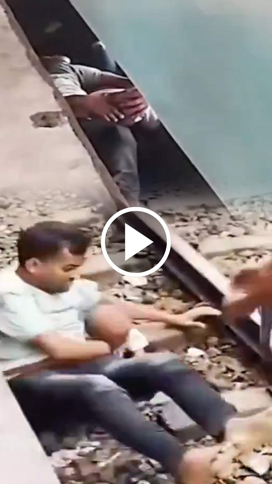 தண்டவாளத்தில் விழுந்த குழந்தை! உயிரைப் பணயம் வைத்து காப்பாற்றிய தந்தை! | Bangladesh