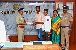 அரசு பொதுத்தோ்வில் சிறப்பிடம் பெற்ற காவலா்களின் குழந்தைகளுக்கு பரிசளிப்பு