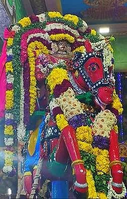 சித்திரை திருவிழா: குதிரை வாகனத்தில் சுயம்பு மகா மாரியம்மன் வீதிஉலா
