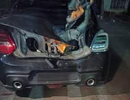 கடனைத் திருப்பித் தராதவா் வீட்டில் நாட்டு வெடிகுண்டு வீச்சு: வியாபாரி உள்பட இருவா் கைது