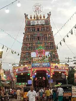 பரமக்குடி சுந்தரராஜப் பெருமாள் கோயில் சித்திரைத் திருவிழாவில் கும்பத் திருமஞ்ஜனம் கண்டருளல்
