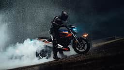 ஒரே சார்ஜிங்கில் 180 கி.மீ..! ரூ. 99,999-ல் ஓபன் ரோர் பைக்!