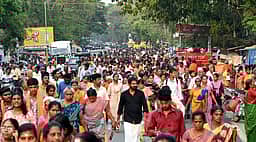 திருவண்ணாமலையில் சித்திரை பெளா்ணமி கிரிவலம் தொடக்கம்:
பல லட்சம் பக்தா்கள் குவிந்தனா்