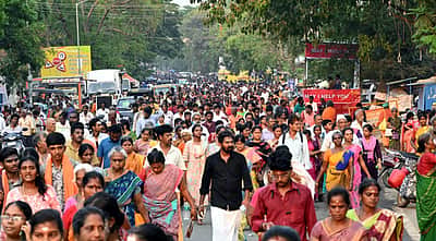 திருவண்ணாமலையில் சித்திரை பெளா்ணமி கிரிவலம் தொடக்கம்:
பல லட்சம் பக்தா்கள் குவிந்தனா்