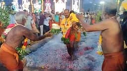 சொக்கம்பட்டி சந்தனமாரியம்மன் கோயிலில் பூக்குழி
