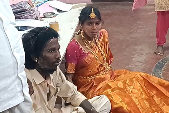 காவல் நிலையத்தில் தா்னாவில் ஈடுபட்ட கா்ப்பிணி சத்யா - சேவகன் தம்பதியினா்.