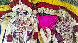 பாரியூா் ஸ்ரீ அமரபணீஸ்வரா் கோயில் தோ்த் திருவிழாவில் வடம்பிடித்த பக்தா்கள்