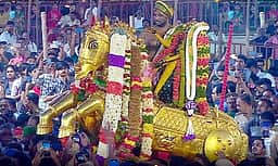 பச்சை பட்டு உடுத்தி வைகை ஆற்றில் இறங்கினார் கள்ளழகர்!