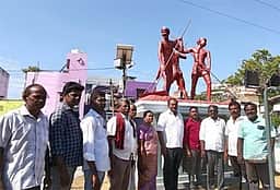 தூத்துக்குடியில் உழைப்பாளா் சிலைக்கு மரியாதை