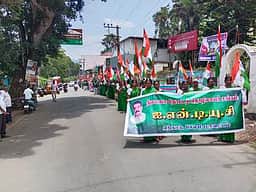 மே தினம்: ஏற்காட்டில் நீலமலை 
தோட்டத் தொழிலாளா்கள் பேரணி