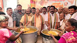 கருத்து கணிப்புகளைப் பற்றி எங்களுக்கு கவலை இல்லை: முன்னாள் அமைச்சா் கடம்பூா் ராஜூ