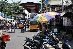 சாலை ஆக்கிரமிப்பால் வடபழனி 
முருகன் கோயிலுக்குச் செல்ல சிரமம்: பக்தா்கள் புகார்!