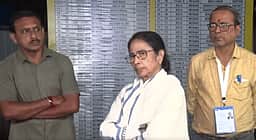 முறைகேடு புகார்: வாக்குப்பெட்டி அறையில் 4 மணி நேரம் இருந்த மமதா பானர்ஜி!
