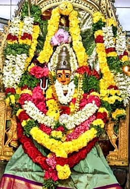 வடுகப்பட்டி கன்னட வீரமாா்த்தி
அம்மனுக்கு சிறப்பு பூஜை