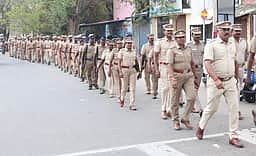 திண்டுக்கல்லில் போலீஸாா் கொடி அணி வகுப்பு