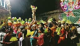 சின்ன சமயபுரத்தாள் மாரியம்மன் 
கோயிலில் கம்பம் விடும் விழா