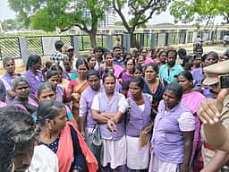 நெல்லை அரசு பல்நோக்கு மருத்துவமனை ஊழியா்கள் 2ஆவது நாளாக போராட்டம்