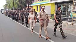 கோபியில் போலீஸாா் கொடி அணிவகுப்பு