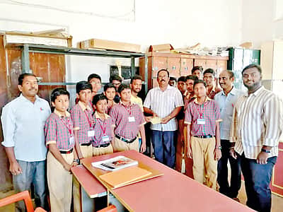 ஆங்கோர் ஏழைக்கு எழுத்தறிவித்தல்...