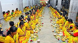 படவேடு ஸ்ரீரேணுகாம்பாள் கோயிலில் 108 திருவிளக்கு பூஜை