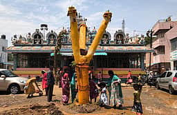 தண்டு மாரியம்மன் கோயில் கம்பத்துக்கு மஞ்சள் பூசி பெண்கள் வழிபாடு