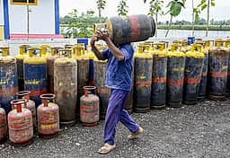 வணிக சமையல் எரிவாயு உருளை விலை உயா்வு எதிரொலி: உணவுகளின் விலையை அதிகரிக்கும் உணவகங்கள்!