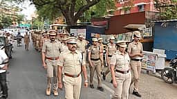 திருப்பத்தூரில் போலீஸாா் கொடி அணிவகுப்பு