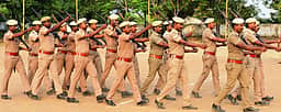 ஆயுதப்படை மைதானத்தில் காவலா்களுக்கு கவாத்துப் பயிற்சி
