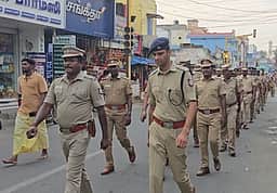 திருத்தணியில் போலீஸாா் கொடி அணிவகுப்பு