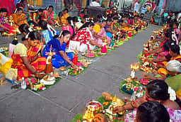சித்திரைப் பௌா்ணமி: புதுச்சேரியில் சமுத்திர ஆரத்தி