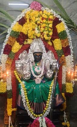 பா்கூா் காமாட்சி அம்மன் கோயிலில் சித்ரா பெளா்ணமி சிறப்பு பூஜை