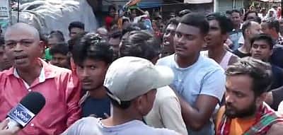 மேற்கு வங்கத்தில் மறுவாக்குப்பதிவு! போராட்டத்தில் இறங்கிய மக்கள்!