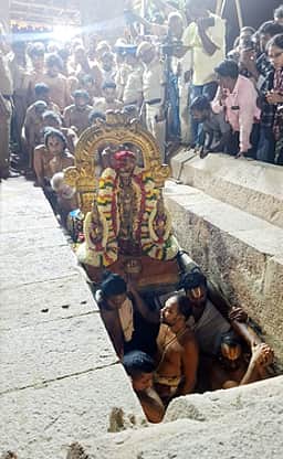 காஞ்சிபுரத்தில் நடவாவிக் கிணறு உற்சவம்: பூமிக்கடியில் நடைபெற்ற திருவிழாவைக் காண குவிந்த பக்தா்கள்!