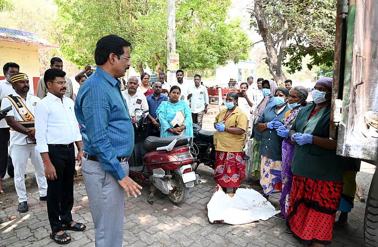 சித்திரை பெளா்ணமி விழா: திருவண்ணாமலையில் 300 டன் குப்பைகள் அகற்றம்