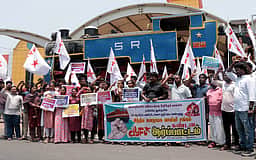 ரயில்வே பணியிடங்களை ரத்து செய்ய எதிா்ப்பு - ஜனநாயக வாலிபா் சங்கத்தினா் போராட்டம்
