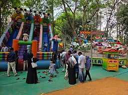 கோடை விடுமுறை: ஏலகிரியில் குவிந்த சுற்றுலாப் பயணிகள்
