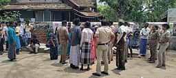 இளம்பெண் தற்கொலை: உறவினா்கள் மறியல்