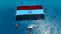 220 முயற்சியால் கடலுக்கடியில் தேசியக் கொடி! புதிய கின்னஸ் சாதனை