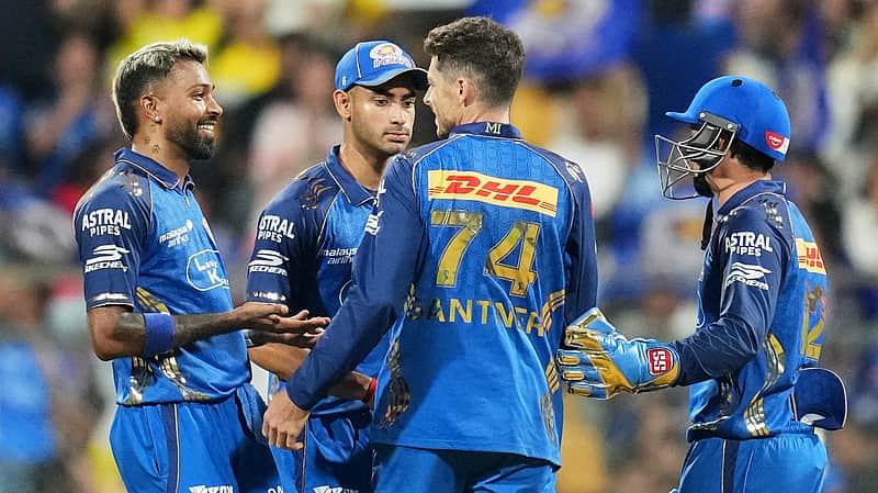 மும்பை இந்தியன்ஸ் அணியினர். Mumbai Indians